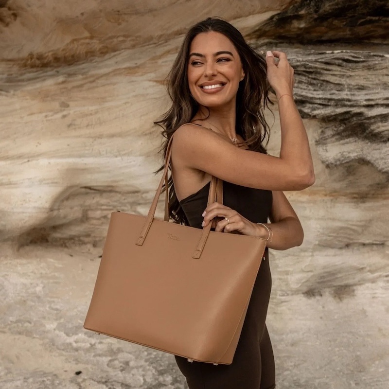 Das Bild einer Frau mit einer Handtasche als Ausgangsbild